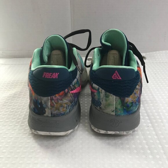 NIKE YOUTH STAY FREAKY SNEAKER SIZE 7Y - Picture 2 of 6